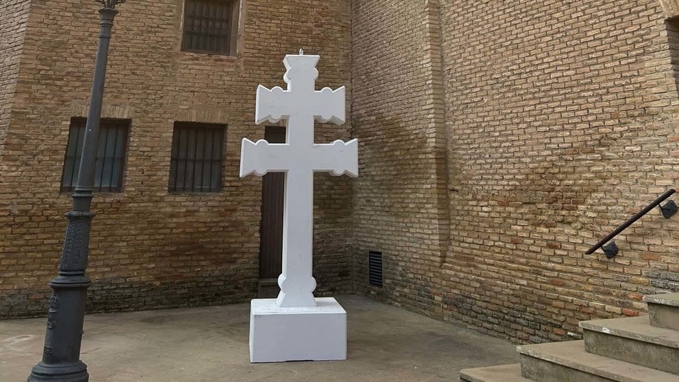 Villafranca coloca la primera Cruz de Caravaca en el tramo navarro del Camino de la Vera Cruz. CEDIDA
