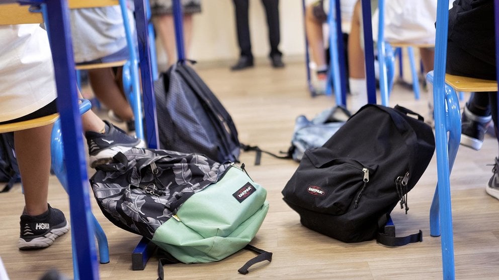 Imagen de archivo de varias mochilas en el aula de un colegio. EUROPA PRESS / GUILLAUME BONNEFONT