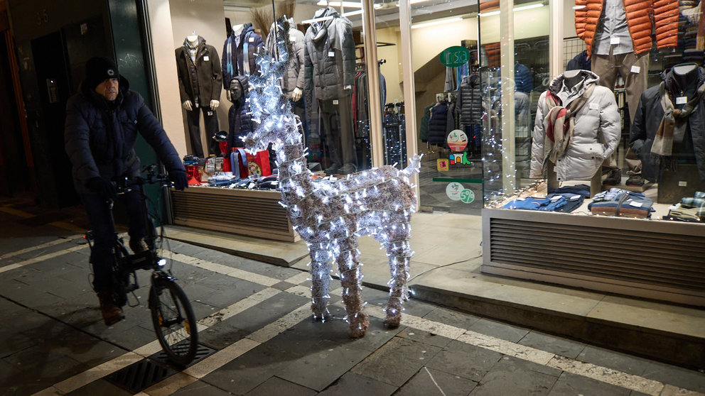 Luces navideñas por las calles de Pamplona. IÑIGO ALZUGARAY