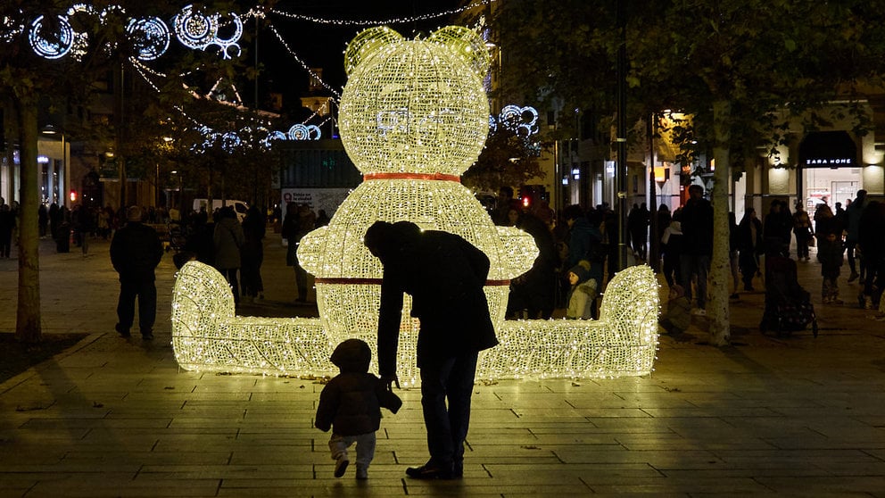Luces navideñas por las calles de Pamplona. IÑIGO ALZUGARAY