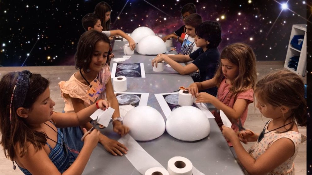 Imagen de unos niños en una actividad del Planetario de Pamplona. CEDIDA