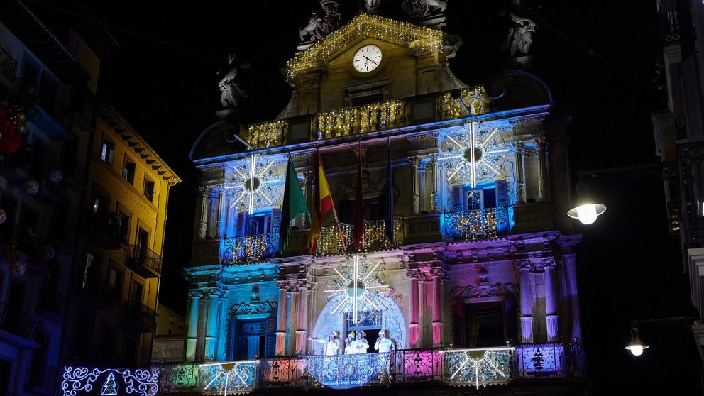 Imagen de archivo de la fachada del Ayuntamiento de Pamplona iluminada por Navidad. AYUNTAMIENTO DE PAMPLONA