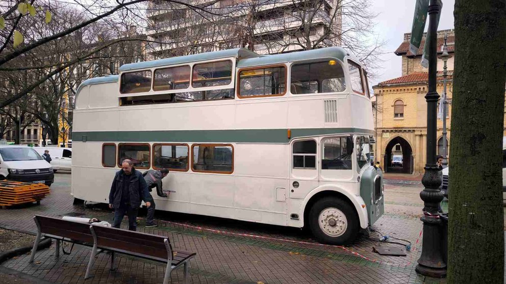 El autobús, de dos pisos, se ha instalado en el Paseo de Sarasate. L.V.R / NAVARRA.COM