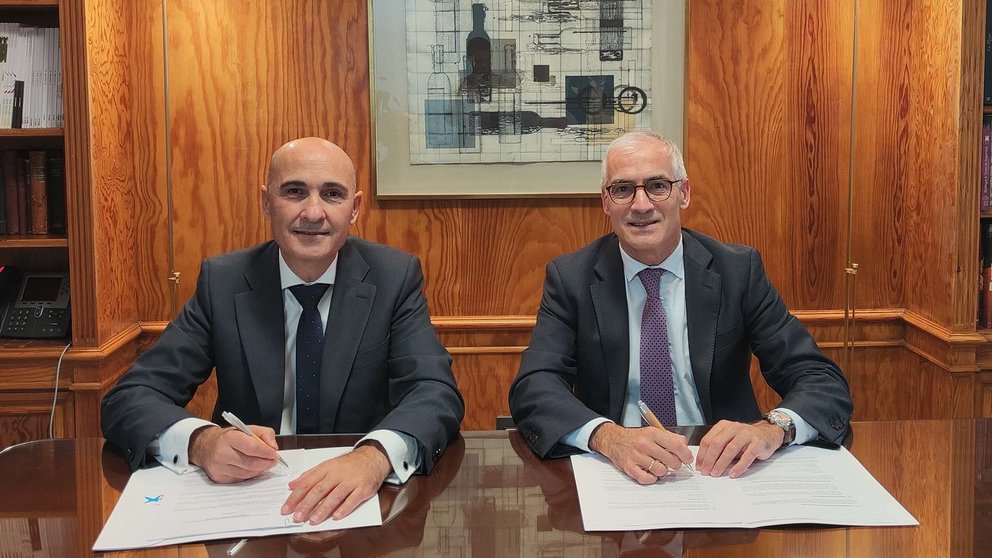 El director de AgroBank, Jaime Campos, y el director general de la Federación Española del Vino (FEV), José Luis Benítez, firman la renovación del acuerdo. CAIXABANK