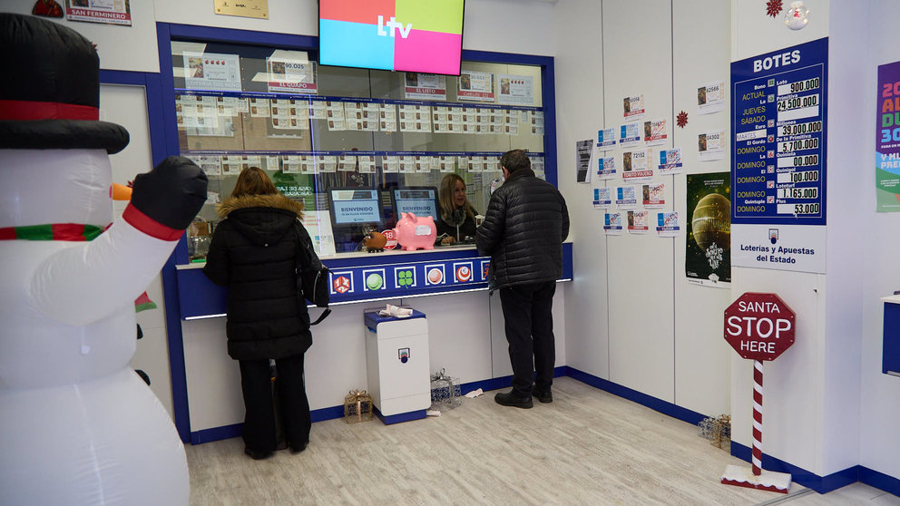 Venta de lotería de Navidad en las Administraciones de Lotería de Pamplona. IÑIGO ALZUGARAY