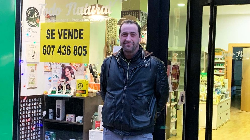 El navarro Xabier Sanz delante de su tienda en el barrio de San Juan en Pamplona. Navarra.com