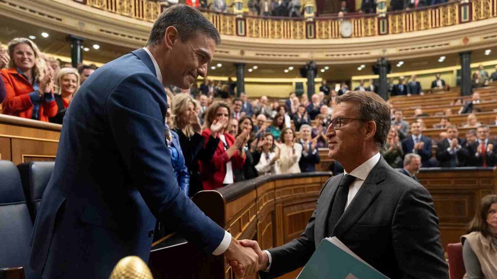 Feijóo estrecha la mano de Pedro Sánchez el día de su investidura como presidente del Gobierno, EUROPA PRESS