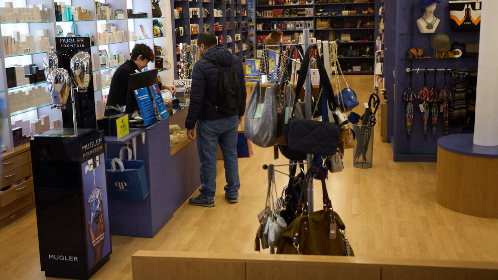 Compras navideñas en Pamplona. IÑIGO ALZUGARAY