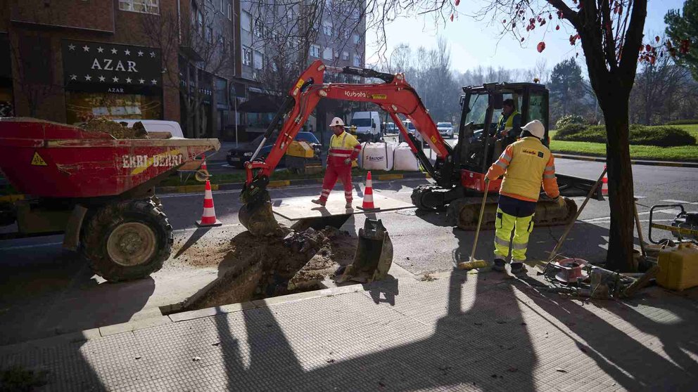 Operarios municipales trabajan en la rotonda de la calle Ochagavía de Pamplona, junto a la plaza Sancho Abarca. AYUNTAMIENTO DE PAMPLONA