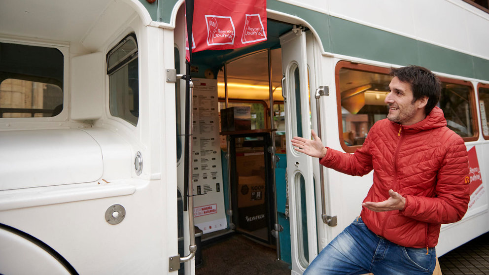 Imanol Perotxena invita a subir al autobús de Basque Truck, ubicado en el paseo de Sarasate. IRANZU LARRASOAÑA