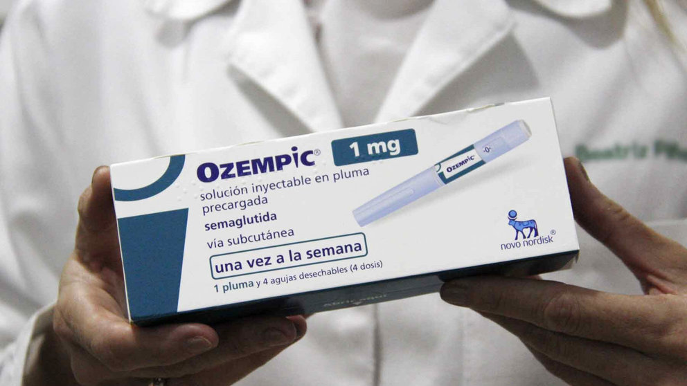 Un farmacéutico sostiene una caja del medicamento Ozempic en una farmacia. CEDIDA