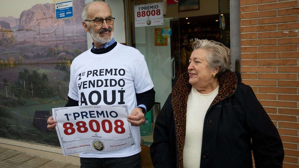 Santiago Gómez ha vendido tres décimos del 88.008 El Gordo de la Lotería de Navidad en un estanco de la calle Magdalena en el barrio de la Txantrea de Pamplona y ha repartido un en total de 1,2 millones de euros. IÑIGO ALZUGARAY