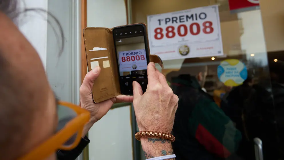 Santiago Gómez ha vendido tres décimos del 88.008 El Gordo de la Lotería de Navidad en un estanco de la calle Magdalena en el barrio de la Txantrea de Pamplona y ha repartido un en total de 1,2 millones de euros. IÑIGO ALZUGARAY