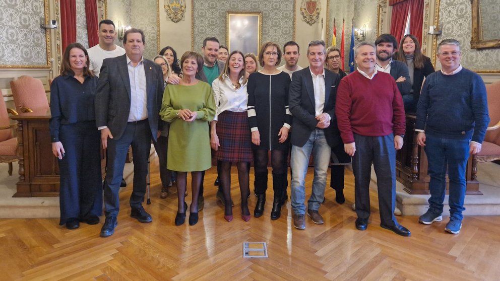 Fotografía de grupo con los empleados del Ayuntamiento de Tudela jubilados. CEDIDA
