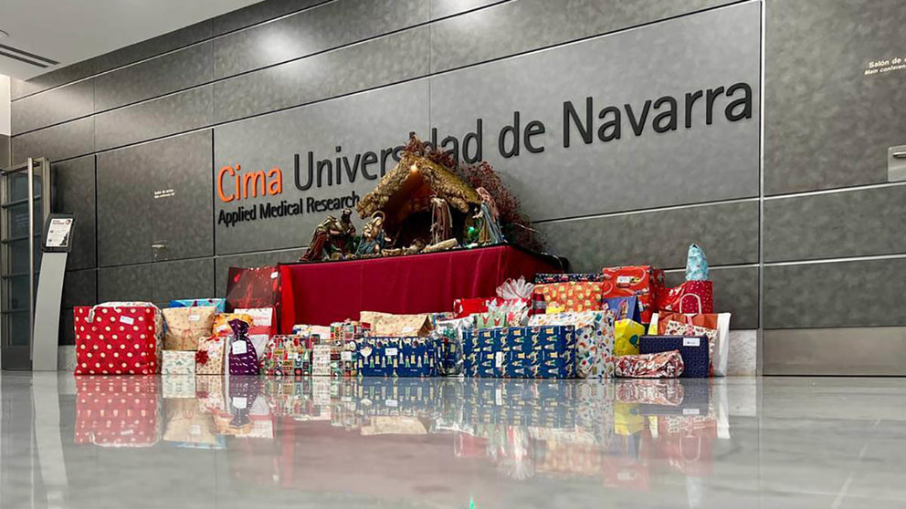 Los profesionales del Cima Universidad de Navarra reparten 120 sonrisas por Navidad. CEDIDA