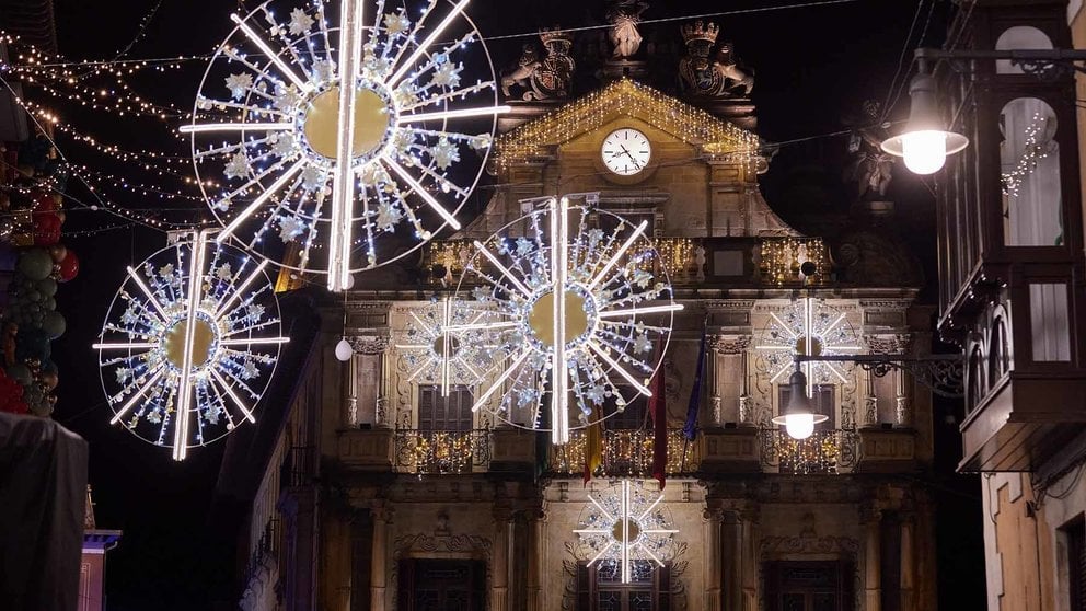 El Ayuntamiento de Pamplona iluminado por la noche. AYUNTAMIENTO DE PAMPLONA
