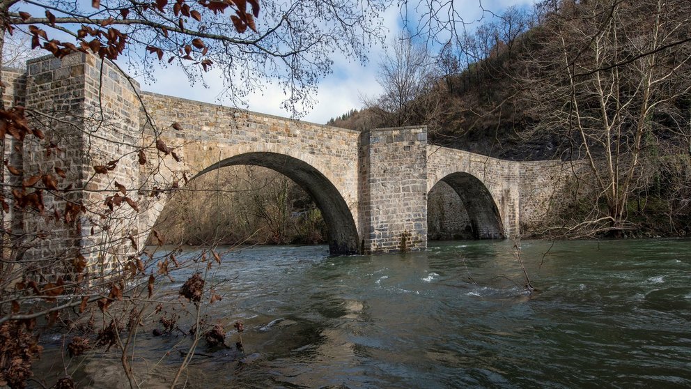 Imagen del puente medieval de Bereau sobre el río Bidasoa. GOBIERNO DE NAVARRA