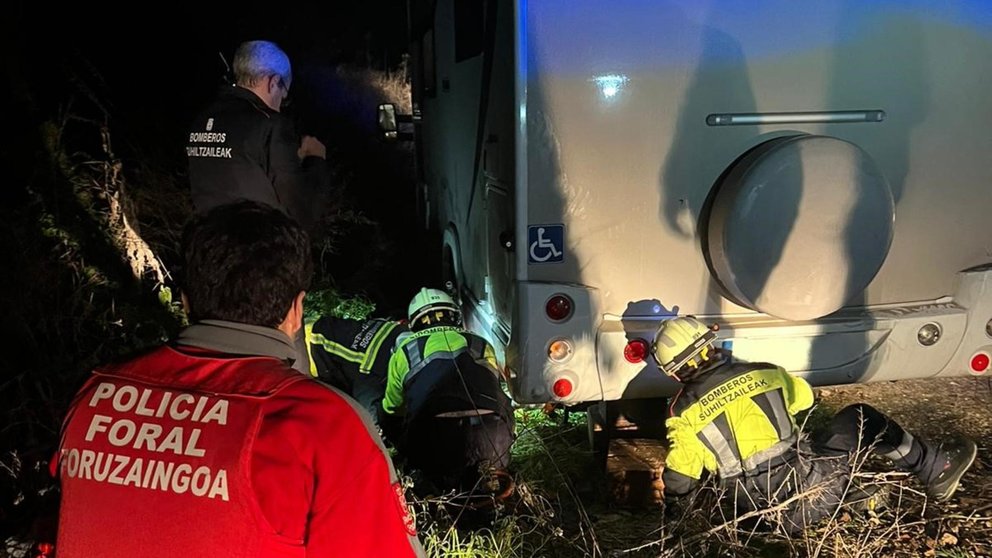 Rescatada una mujer tras quedar atrapada bajo la autocaravana en la que viajaba.