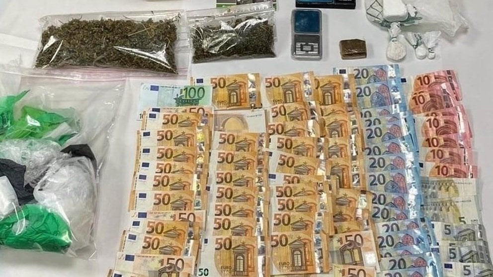 Drogas, material y dinero incautados al detenido. POLICÍA FORAL