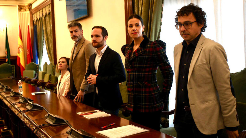 Los concejales del PSN y Contigo Navarra durante el pleno de moción de censura en Pamplona a Cristina Ibarrola. IÑIGO ALZUGARAY
