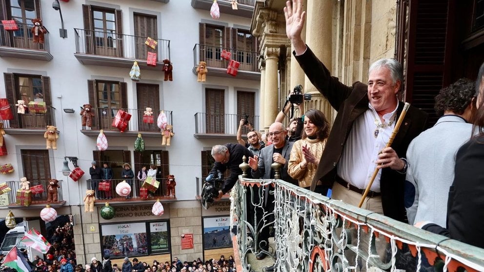 Joseba Asirón, tras ser proclamado alcalde de Pamplona en la moción de censura del PSOE con Bildu para echar a Cristina Ibarrola del Ayuntamiento de Pamplona. IÑIGO ALZUGARAY