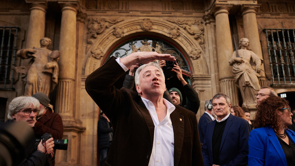 El nuevo alcalde de Pamplona, Joseba Asirón, sale a saludar a las personas en la Plaza del Ayuntamiento después de la moción de censura. PABLO LASAOSA