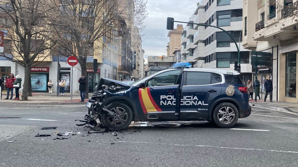 Accidente de un coche de Policía Nacional con otro vehículo en el centro de Pamplona. NAVARRA.COM
