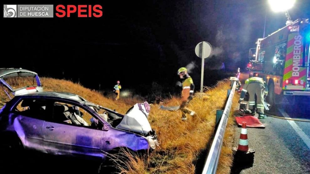 Los bomberos de la Diputación de Huesca han tenido que rescatar a la vecina de Villava tras el accidente. SPEIS/DIPUTACIÓN DE HUESCA