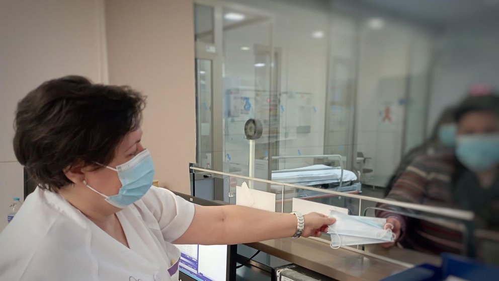 Una trabajadora de un hospital de Murcia reparte mascarillas. EUROPA PRESS