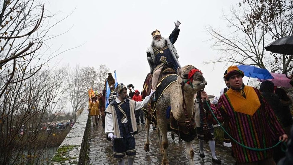Melchor llega al Portal de Francia antes de la cabalgata de Reyes Magos en Pamplona en 2024, marcada por la lluvia. PABLO LASAOSA