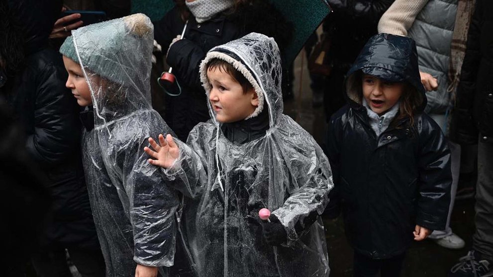 Los Reyes Magos llegan a Pamplona bajo un gran chaparrón y entre cientos de paraguas. PABLO LASAOSA