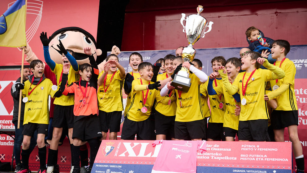 Entrega de los trofeos del Torneo Interescolar de Osasuna 2023-2024 a todos los equipos ganadores, mejores jugadores y máximos goleadores. PABLO LASAOSA