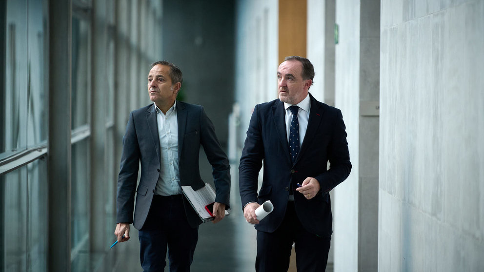 Javier Esparza y Juan Luis Sánchez de Muniáin, de UPN, en su llegada a la Mesa y Junta de Portavoces. PABLO LASAOSA