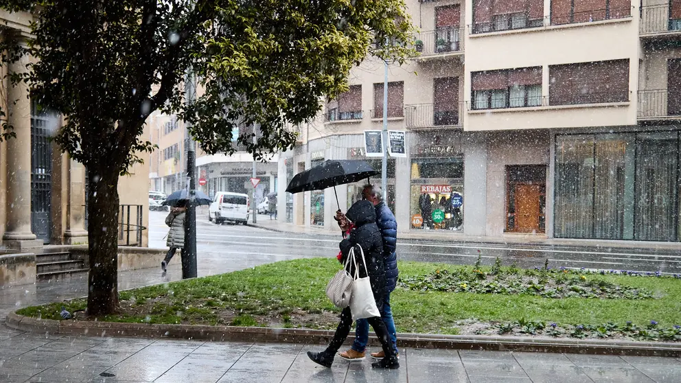 Una DANA y una borrasca se juntan en Navarra, y dejan en el centro de Pamplona los primeros copos de nieve de 2024 en una ma&ntilde;ana con un tiempo fr&iacute;o y desapacible. I&Ntilde;IGO ALZUGARAY