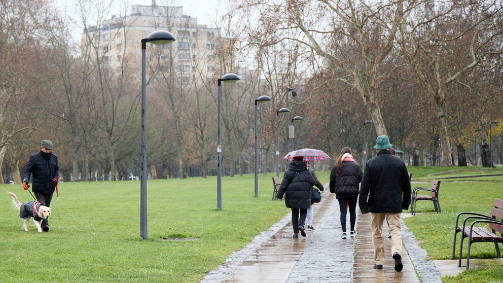 Una DANA y una borrasca se juntan en Navarra, y dejan en el centro de Pamplona los primeros copos de nieve de 2024 en una mañana con un tiempo frío y desapacible. IÑIGO ALZUGARAY