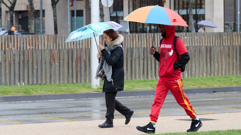 Una DANA y una borrasca se juntan en Navarra, y dejan en el centro de Pamplona los primeros copos de nieve de 2024 en una mañana con un tiempo frío y desapacible. IÑIGO ALZUGARAY