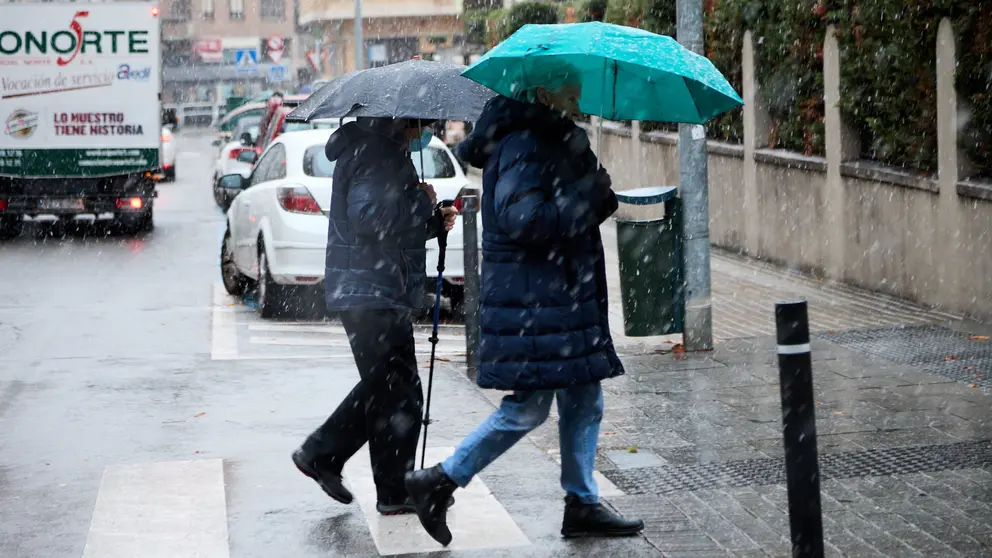 Una DANA y una borrasca se juntan en Navarra, y dejan en el centro de Pamplona los primeros copos de nieve de 2024 en una ma&ntilde;ana con un tiempo fr&iacute;o y desapacible. I&Ntilde;IGO ALZUGARAY