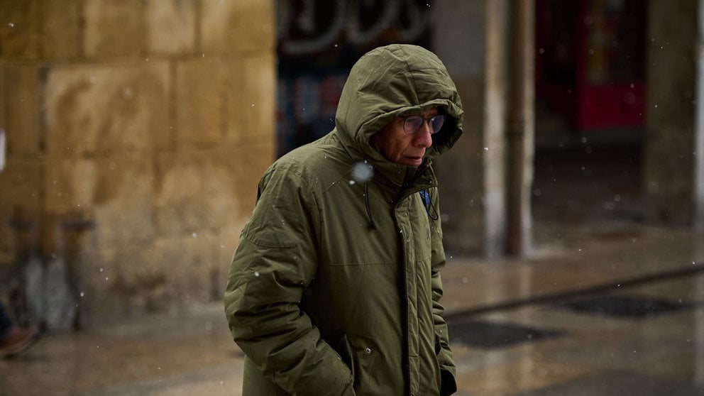 Frío y copos de nieve sobre Pamplona. PABLO LASAOSA