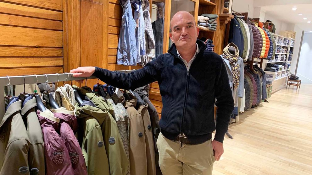 Alfonso Artazcoz en su tienda de ropa de la calle Mayor 5 en Pamplona. Navarra.com