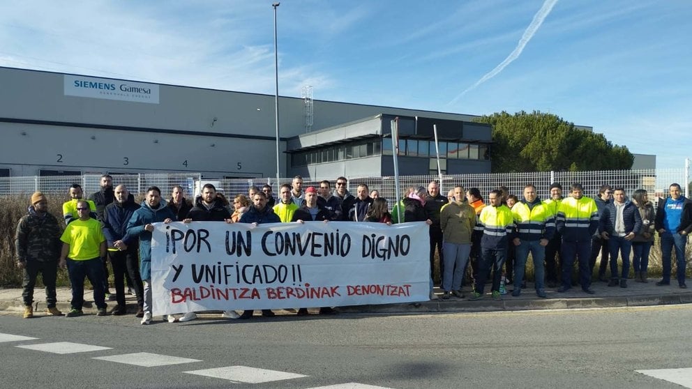 La plantilla de Siemens Gamesa Arazuri se concentra para exigir
un convenio que unifique sus condiciones con las de otros centros de Navarra. ELA
