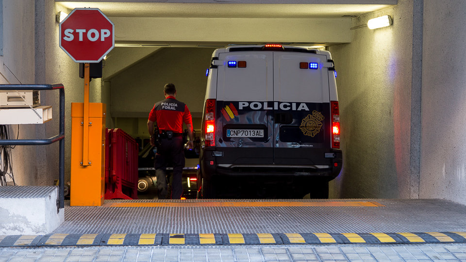 Un policía foral acompaña la llegada de un furgón de la Policía Nacional en el Audiencia de Navarra. ÍÑIGO ALZUGARAY