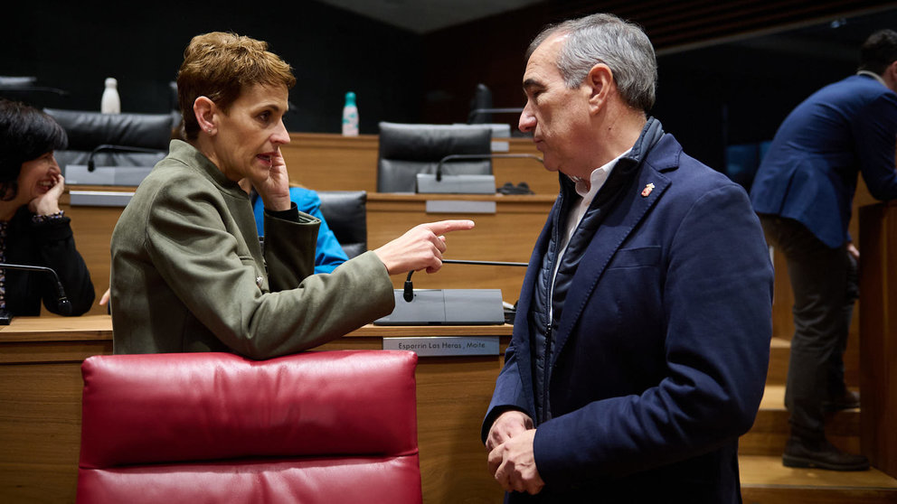 María Chivite, presidenta del Gobierno de Navarra, habla con Oscar Chivite, consejero de Cohesión Territorial. PABLO LASAOSA