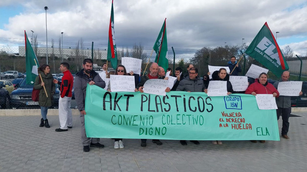 Trabajadoras de la empresa AKT Plásticos de Amorebieta se concentran este jueves frente a las instalaciones de la empresa Volkswagen de Navarra. ELA SINDICATO