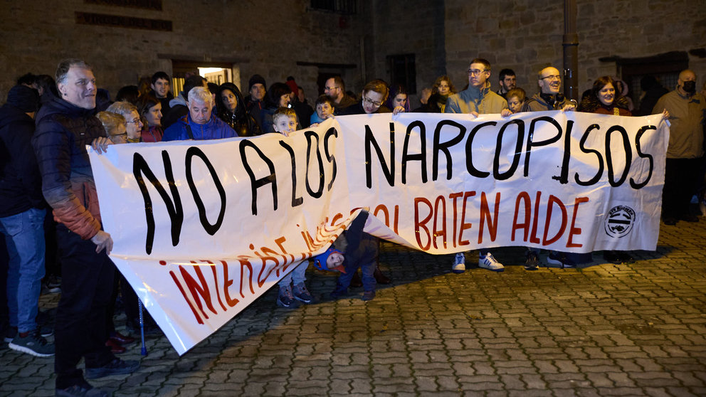 Concentración en contra de los narcopisos de la calle Monasterio Viejo de San Pedro en el barrio de la Rochapea de Pamplona. IÑIGO ALZUGARAY