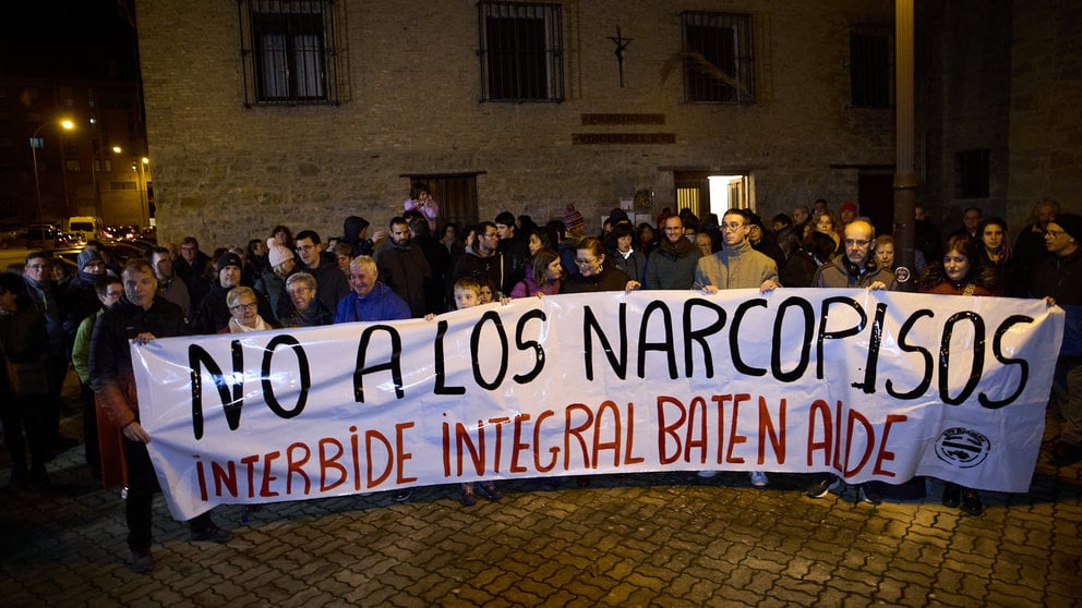 Concentración en contra de los narcopisos de la calle Monasterio Viejo de San Pedro en el barrio de la Rochapea de Pamplona. IÑIGO ALZUGARAY