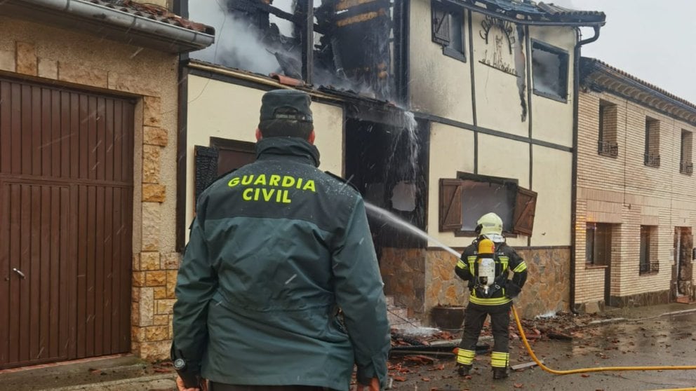 Los bomberos tratan de sofocar las llamas de la vivienda incendiada en Valtierra. GUARDIA CIVIL