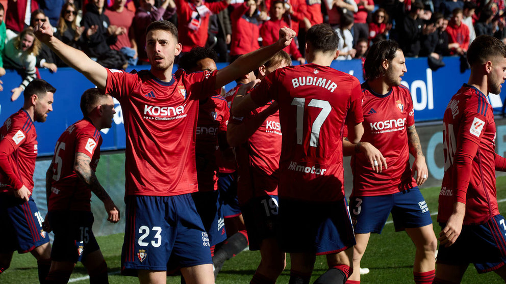 Los jugadores de Osasuna celebran el gol de Raúl García (1-0) durante el partido de La Liga EA Sports entre CA Osasuna y Getafe CF disputado en el estadio de El Sadar en Pamplona. IÑIGO ALZUGARAY