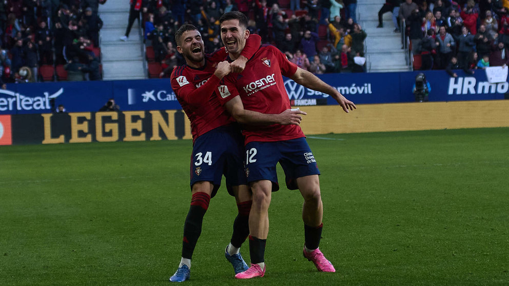 Los jugadores de Osasuna celebran el gol de Jesús Areso (3-2) durante el partido de La Liga EA Sports entre CA Osasuna y Getafe CF disputado en el estadio de El Sadar en Pamplona. IÑIGO ALZUGARAY