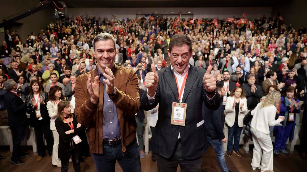 El presidente del Gobierno y líder del PSOE, Pedro Sánchez (i) acompañado por el candidato socialista a la presidencia de la Xunta de Galicia, José Ramón Gómez Besteiro (d) durante la clausura de la convención del partido que se ha celebrado este domingo en A Coruña. EFE/Cabalar