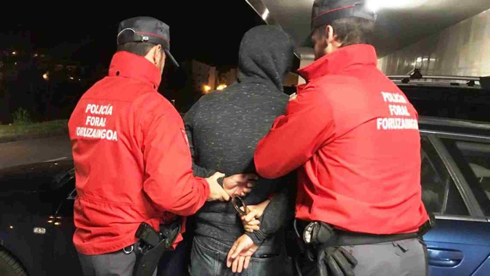 Un hombre es detenido por dos agentes de la Policía Foral ARCHIVO / POLICÍA FORAL